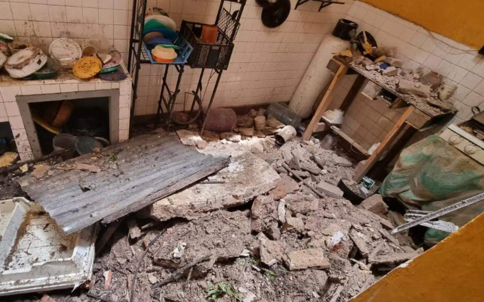 Se derrumba el techo en casa habitación del centro de Tampico Protección Civil Tampico (2)